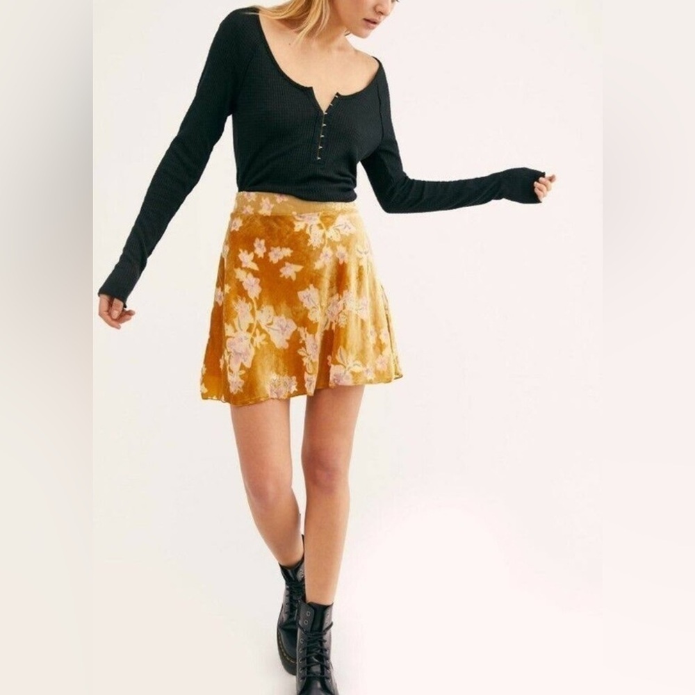 NWOT - Free People Margaux Velvet Mini Skirt in Chartreuse - Size 2